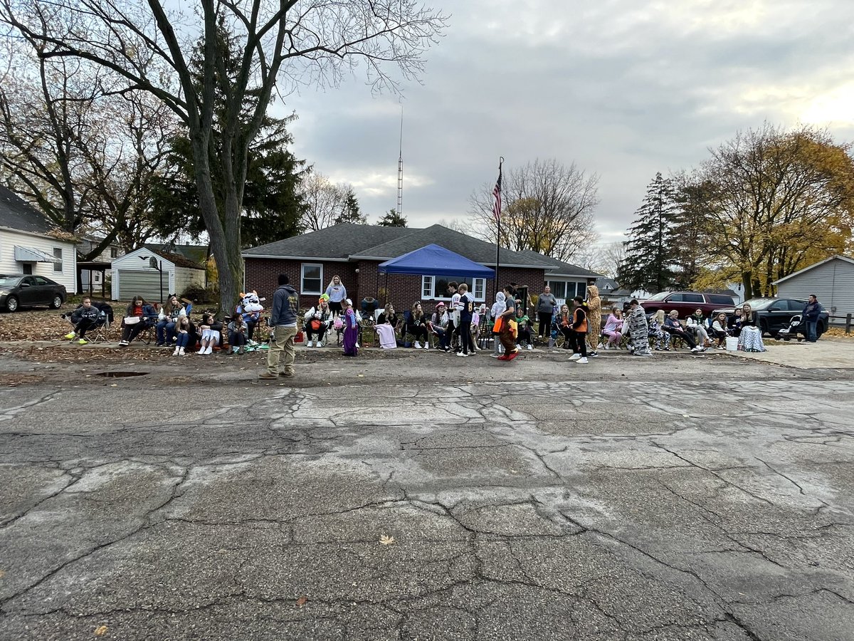 KelseyGillen1's tweet photo. Happy 🎃 Halloween!  Thanks to the Delta Girls Basketball team for passing out candy to the kids! https://t.co/OCNKJjnOjd