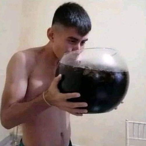 Flantasma1's tweet image. Cuando me dicen: "servirte un vaso de coca"
Yo: