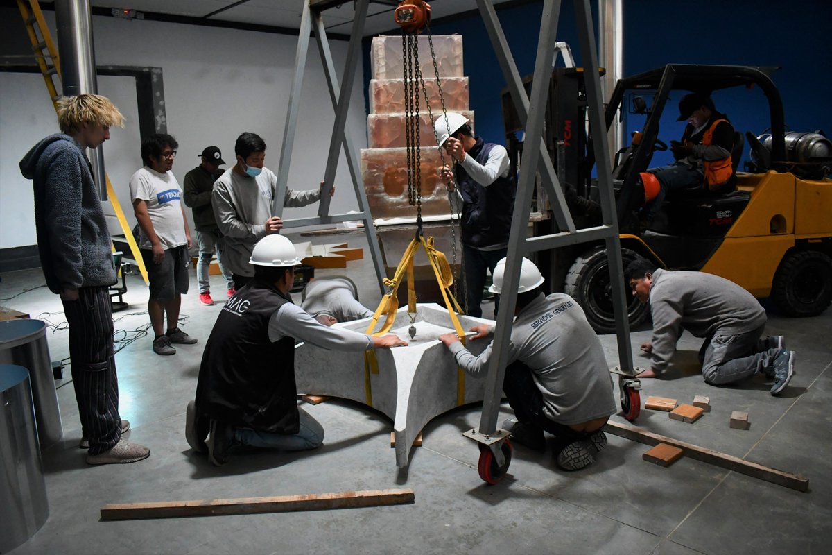 🔨 [#Apertura] El equipo del MAC Lima junto al artista Luis Enrique Zela-Koort, terminando la instalación de RETORNO SOLAR, proyecto ganador del Premio MAC Lima Arte e Innovación 2022, que inaugura este jueves 3 de noviembre de 3:00 a 7:00 pm (ingreso libre)😱