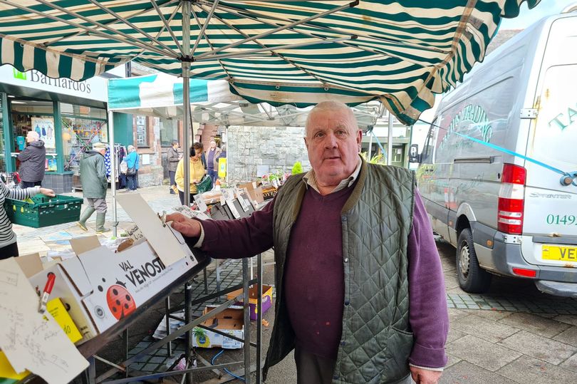 Fruit and veg stallholder quits Llanrwst pitch after 40 years over 'street furniture row' dailypost.co.uk/news/north-wal…