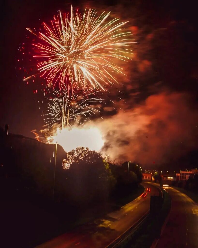 Fantastic fireworks in #Gloucester tonight - thanks to @wallsclub for sharing with us all! Great view from the footbridge 😉 And thanks to the boy for keeping me company though he didn't want to come out in the rain!

#glshooters #igersglos  #gloslive… instagr.am/p/CkZUl0ENDDg/