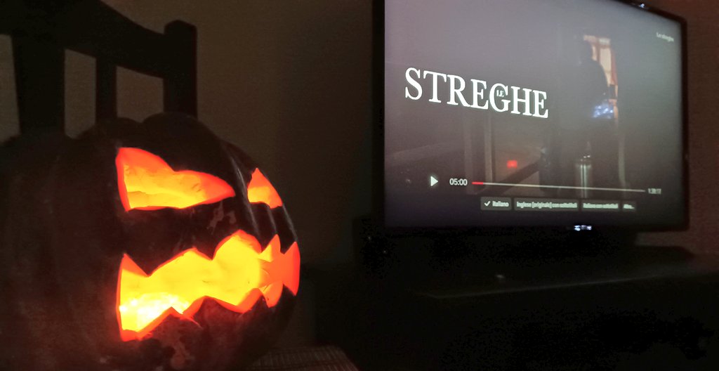 DorannaD's tweet photo. La sera di Halloween a intagliare la zucca guardando Sleepy Hollow e preparando mandorle tostate al cioccolato fondente.
Per finire altro film a tema: #lestreghe 🧙🏼✨
Happy Halloween 🎃😁 https://t.co/6DKnQxtWPJ
