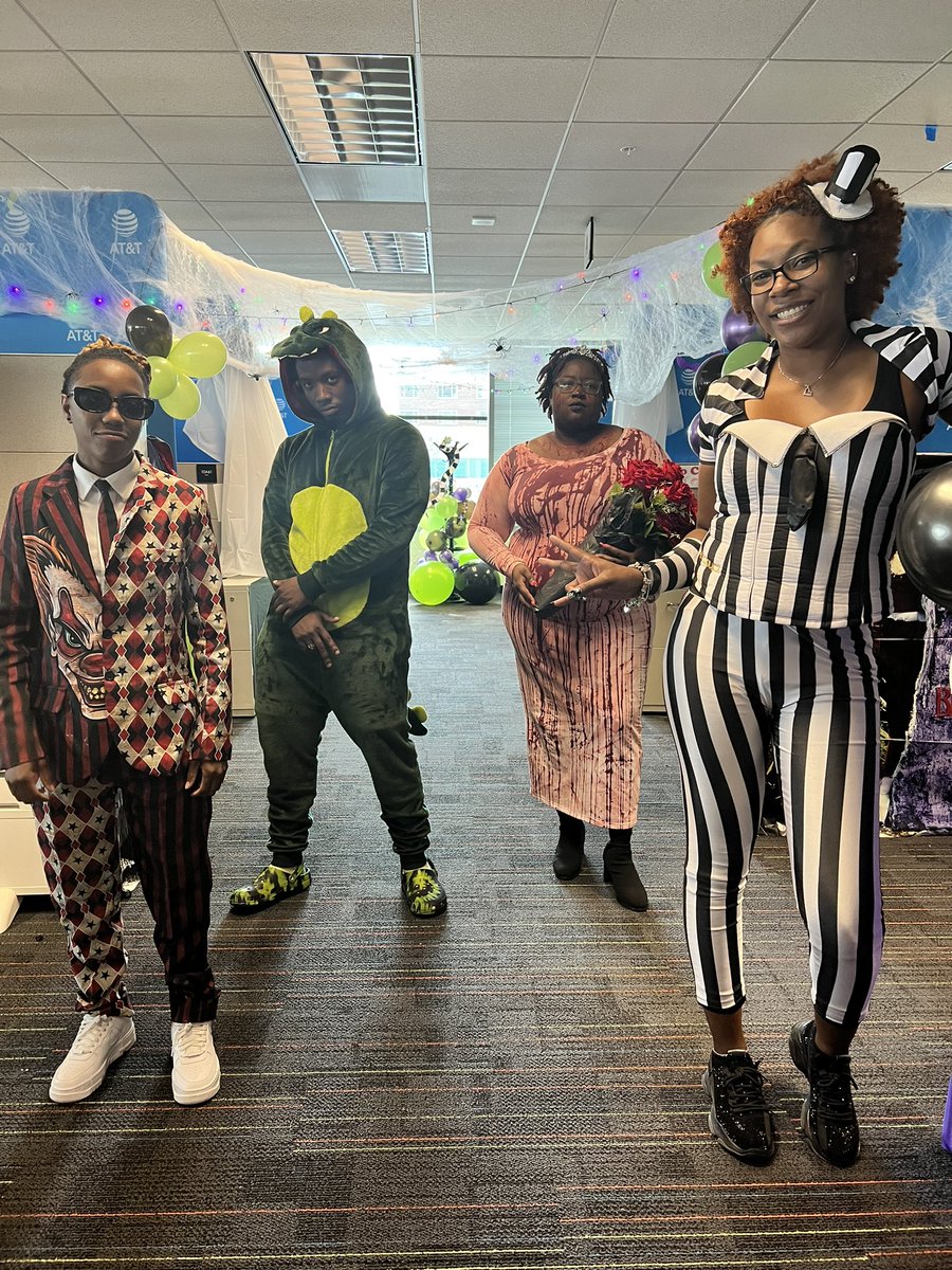 sg939y's tweet photo. HAPPY HALLOWEEN 🎃 VSE HAD A BATTLE OF THE AGES !! ATL 2 was giving BEETLEJUICE 🪲 !! #VSE #OSA #LIFEATATT @SClasberry @thedoscarver @woolverton_b @VSMATL2 #ATLANTAVSEVERYBODY @VirtualSalesExp @WeRtheNAC #NAC https://t.co/FR9iemKvId