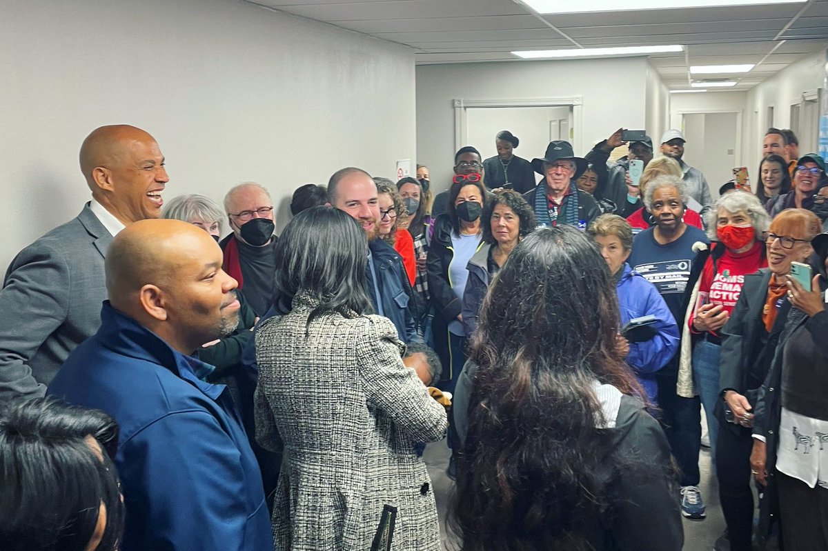 .@CoryBooker knows that when Southfield and Pontiac vote, Democrats win! Thank you, Senator, for energizing our volunteers before critical get-out-the-vote canvasses in our district today. Eight days til victory!