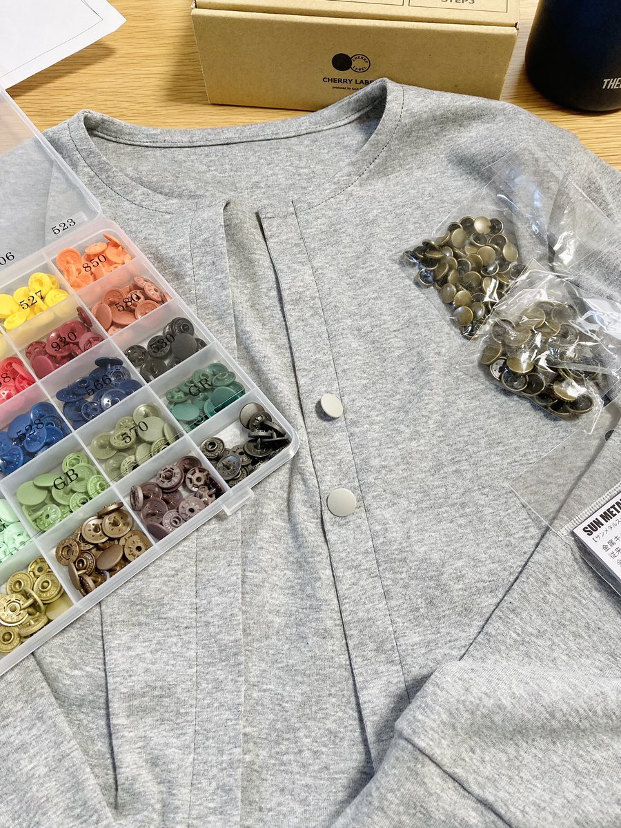 nanokoko_p's tweet photo. 娘のカーディガンを作ろうと思って数ヶ月😅
スナップで迷い中😆こんなにあるけど、持ってないシルバーを使ってみたい(笑)シルバーも買っておけばよかった🥲
でもすぐ完成させたいからグレーにしとこうかな。。悩む〜!
#CHERRYLABEL https://t.co/0e2X2B4Dtj