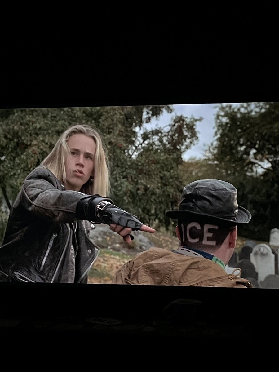 FictionalizedSi's tweet image. My big takeaway from the yearly Hocus Pocus viewing is that movies should bring back 90s bullies. Every teen thing needs a Bulk and Skull