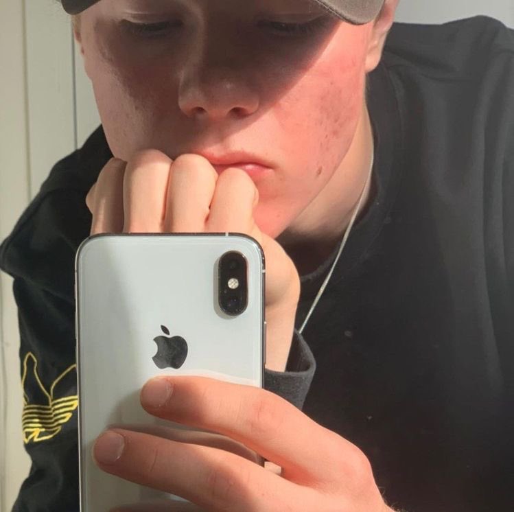 ⠀ ⠀ ⠀ ⠀ ⠀
           madrugadas são tediosas. 
⠀