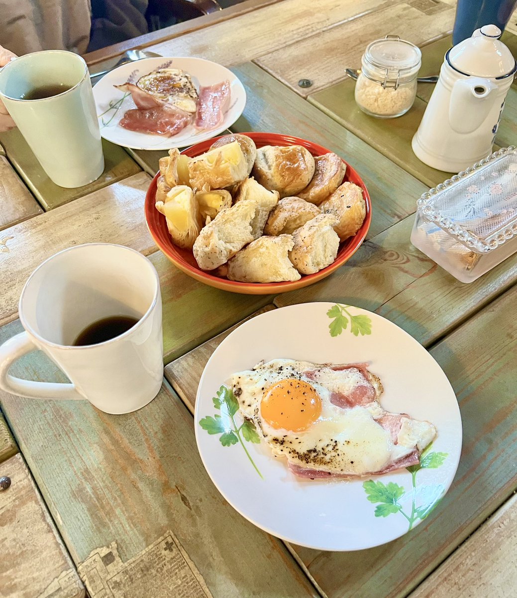 「コーヒー豆とミルとか一式置いてあって淹れたてコーヒーが飲めるのもよかったこれは朝」|砂尾のイラスト