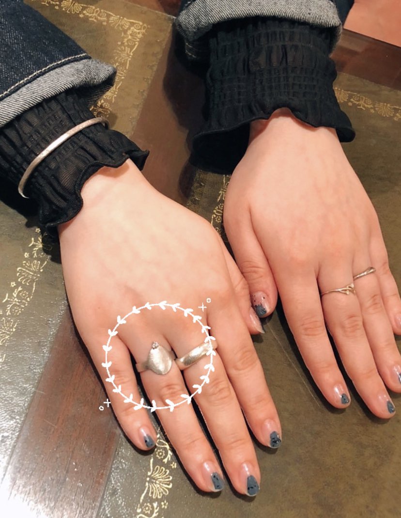hinataya0320's tweet photo. 札幌に帰る前に、出張デコレイミー(@decorate_me )に滑り込んできました。
今ツアーのご褒美に満月のリングを装備🌕

日向文の話ができるお姉さんもいるので、行ってみてね。
●場所：サロン・アージュヴェール
東京都渋谷区渋谷2-8-3 朝日ビル2F
●10/29(土)～11/6(日) 
●昼12時～夜7時 https://t.co/jiSo6wFFdG