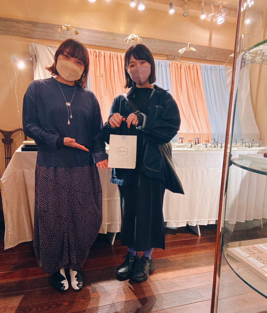 hinataya0320's tweet photo. 札幌に帰る前に、出張デコレイミー(@decorate_me )に滑り込んできました。
今ツアーのご褒美に満月のリングを装備🌕

日向文の話ができるお姉さんもいるので、行ってみてね。
●場所：サロン・アージュヴェール
東京都渋谷区渋谷2-8-3 朝日ビル2F
●10/29(土)～11/6(日) 
●昼12時～夜7時 https://t.co/jiSo6wFFdG