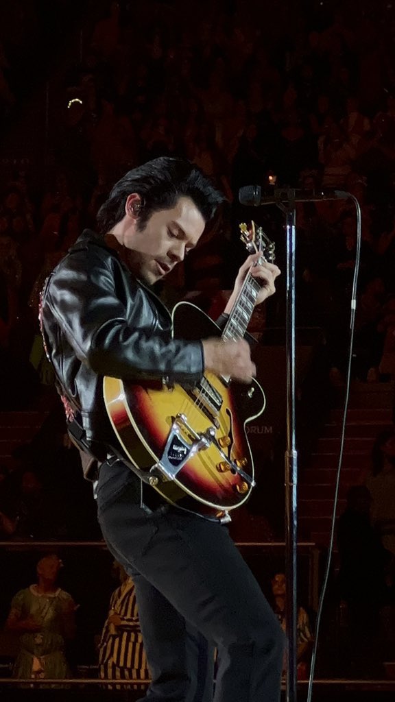 Harry as Danny Zuko from Grease on stage at The Forum #Harryween - October 31 

📸 @popatthecinema