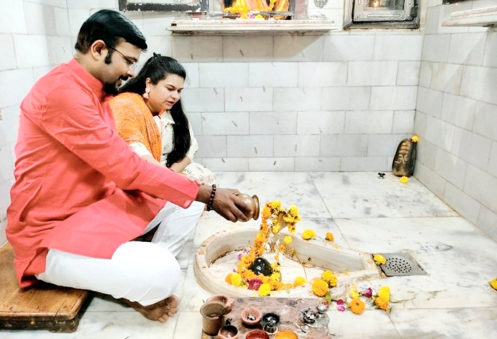 YagnangP's tweet photo. ◆ॐ लोकाः समस्ताः सुखिनो भवन्तु◆
मनो बुद्धि अहंकार चित्तानि नाहं,
न च श्रोत्र जिव्हे न च घ्राण नेत्रे|
न च व्योम भूमि न तेजो न वायु:
चिदानंद रूपः शिवोहम शिवोहम||
~ आद्य शंकराचार्य
#Shivoham #BlessAll #BlessedAndGrateful #PositiveEnergy #We #Love #Life #Hatkeshwar #ॐ_नमः_शिवाय https://t.co/sr9PVHG54n
