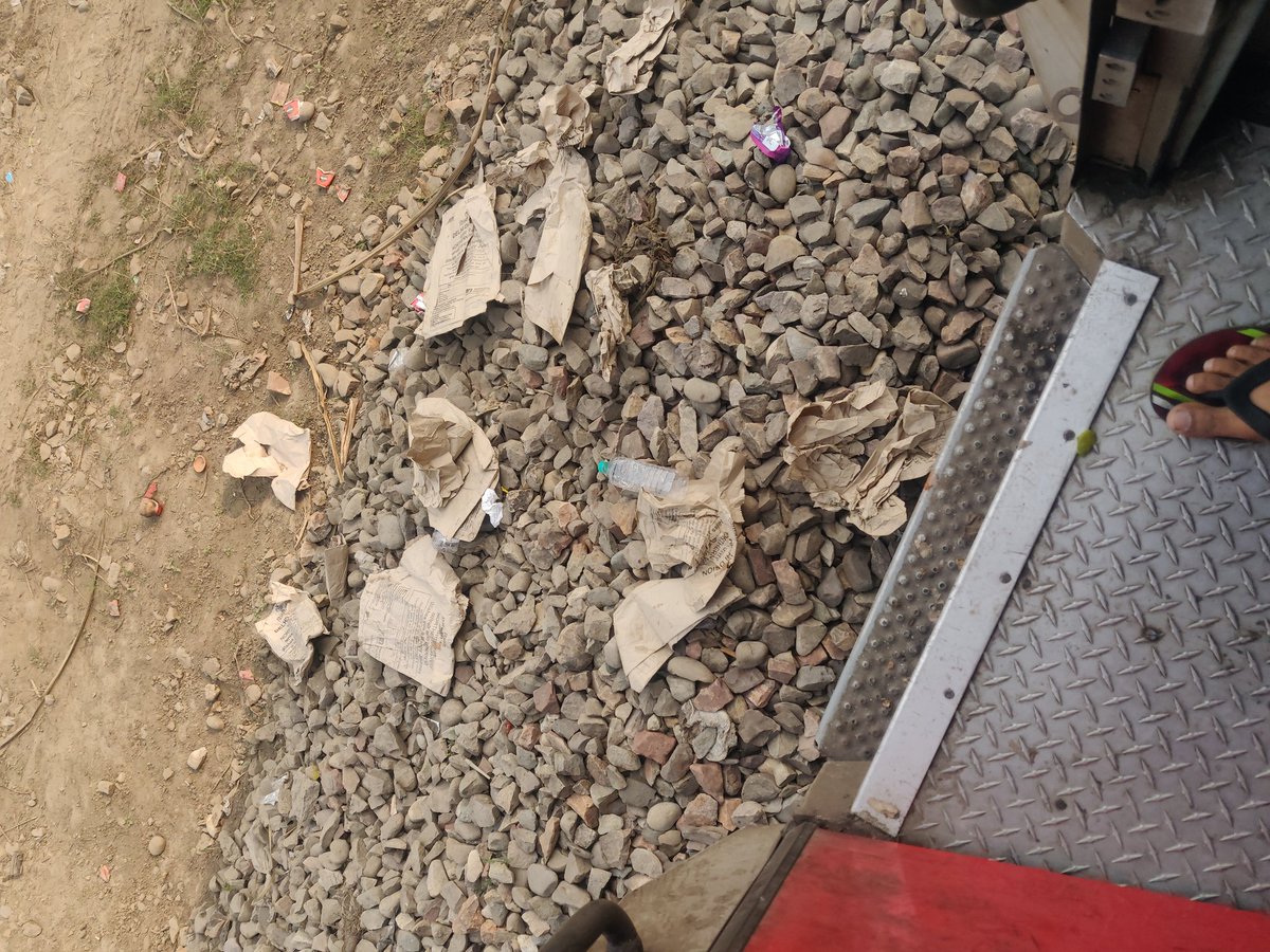 true_abhishek's tweet photo. @RailwaySeva 
स्वीपर द्वारा सफाई करके कूड़ा गेट से बाहर धकेला जा रहा है। सबसे ज्यादा गंदगी रेलवे फैलती है
All garbage like bottle, papar bag, polythene etc just dropped out side of train by railway staff. https://t.co/s0iJvkIB2O