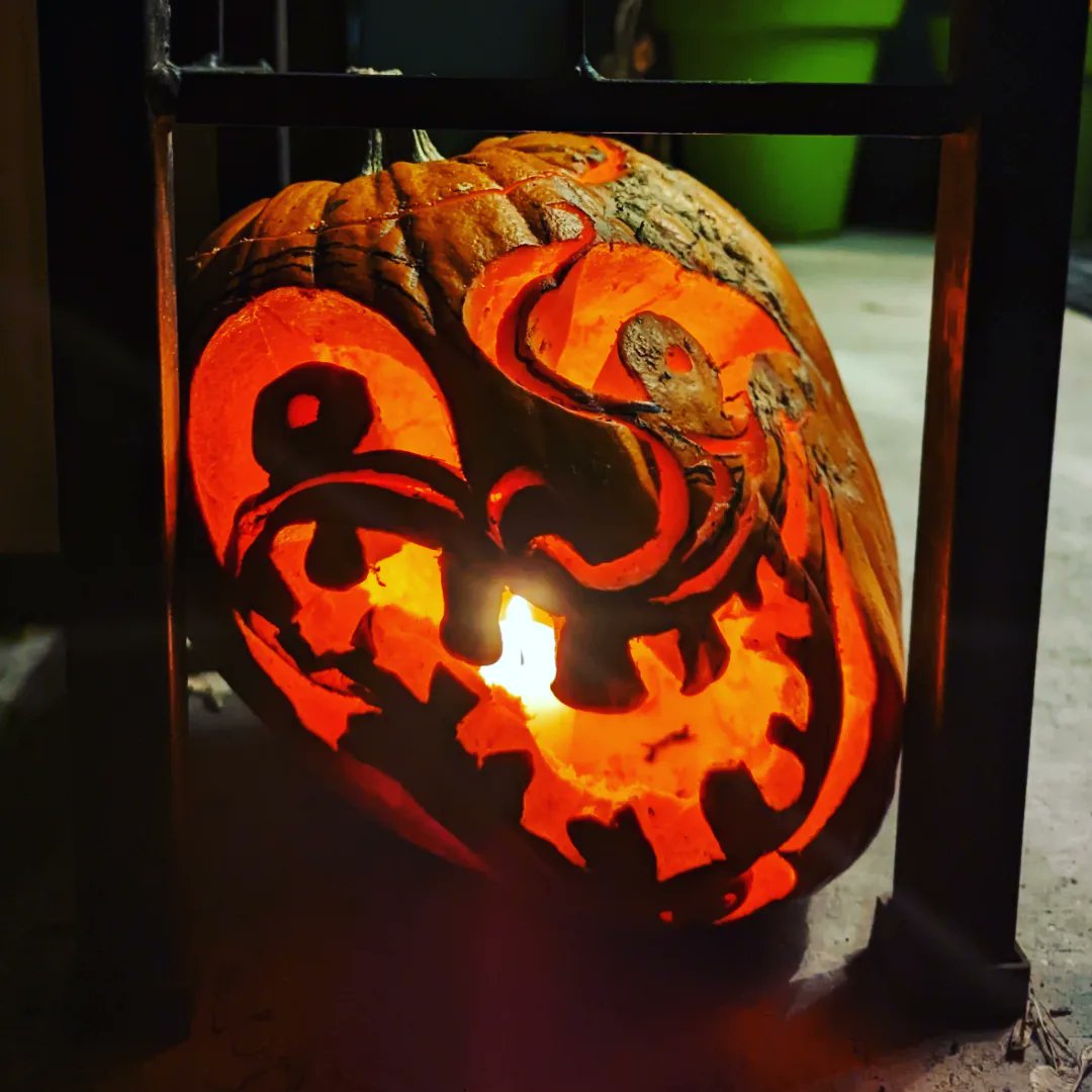 Bheme5's tweet photo. Pumpkins 2020

#Halloween #Halloween2022 #Art #ArtistOnTwitter #Carving #PumpkinCarving #Sculpture https://t.co/s2C5fxEJaS