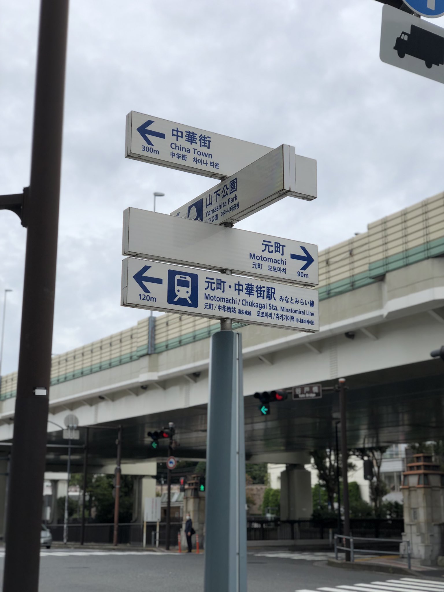 リバーシブルです、横浜元町で購入しました。とても温かいです、
