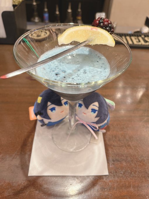 カッとなったのでハードロックカフェの三日月メニューも飲んできた三日月カード出ませんベリーが刺してあるなら切っ先赤くなってるのじわじわくるな 