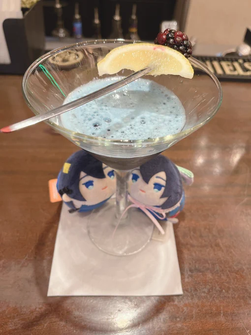 カッとなったのでハードロックカフェの三日月メニューも飲んできた三日月カード出ませんベリーが刺してあるなら切っ先赤くなってるのじわじわくるな 