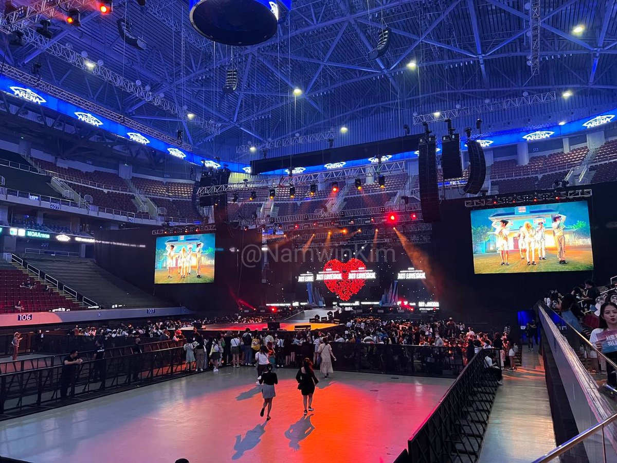 Moonly1697's tweet photo. It was a blast experience for my first ever concert 😭 still can't believe I saw them in person 🤍 The're Goddess I'm Inlove 🥰🤍 #Txt #TXTinManila #ACTLOVESICKinMANILA_Day2 #ACTLOVESICKinMANILA #MOAsinMOA https://t.co/v7nj3K9ax2