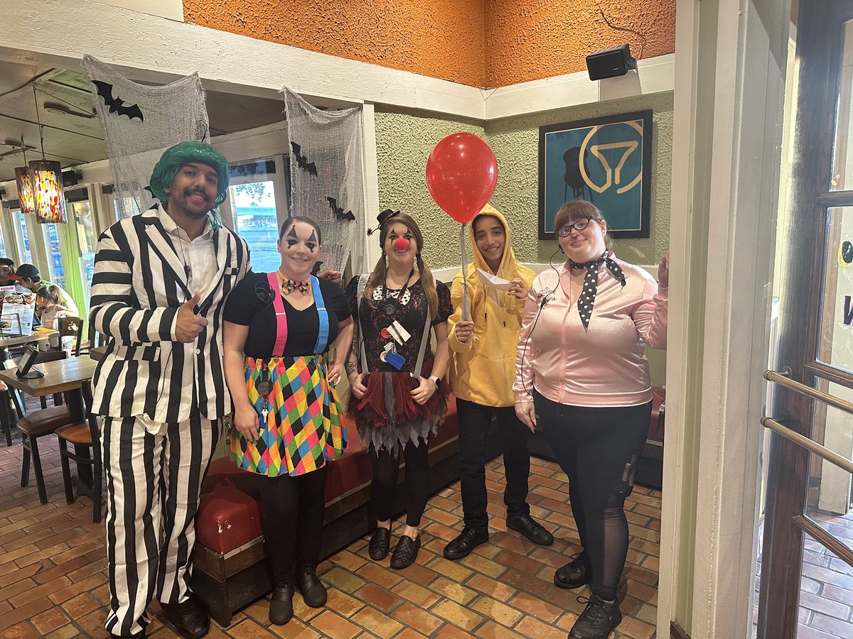 pplog93's tweet photo. Happy Halloween from Southpoint! @Brandonchilis13 @JimFromChilis @HeatherArcenea5 https://t.co/V02o1aPnjh
