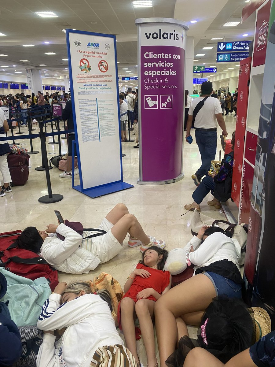 Fernand78402384's tweet photo. @viajaVolaris @flyvolaris es inadmisible la cantidad de vuelos cancelados y el servicio tan lento para resolverlo. Hay niños y adultos mayores https://t.co/asGudnBFLq