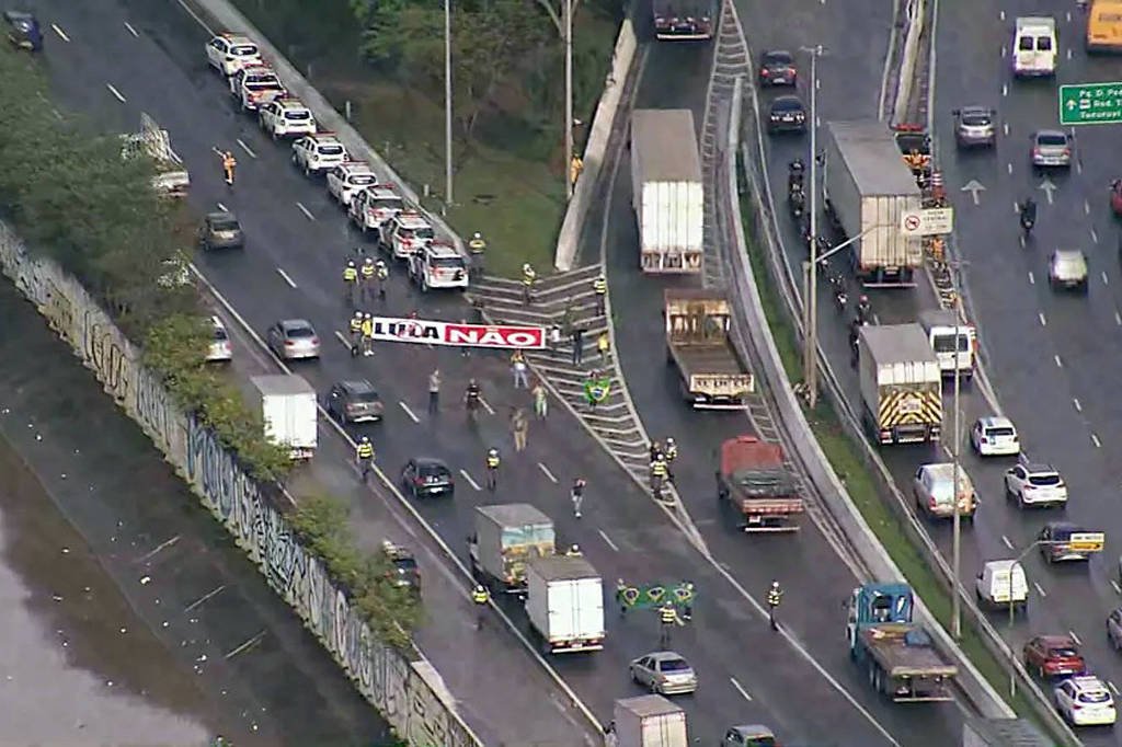 RegisGalo_13's tweet image. #Bolsonaristas protestam e interditam vias da marginal Tietê. 
"Se ele reconhecer a votação, vamos para casa", disse um manifestante q preferiu não se identificar.
==&amp;gt; Entao, vao deixar seus apartamentos no Jardins e ficar até 31/12 na Marginal?
#baderna 
www1.folha.uol.com.br/mercado/2022/1…