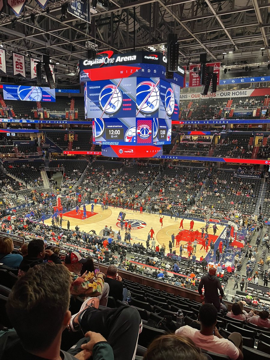 Spændende at se @BrondbyIF/Blitzer-koncernen spille spille basket (76’ers). Meget taknemmelig for at det er modstanderen (Washington Wizards) jeg har sæsonkort til 💪🇺🇸 Som Churchill sagde: “We must fight them on the beaches … fields.. streets etc. Never surrender” 😁 #fcklive