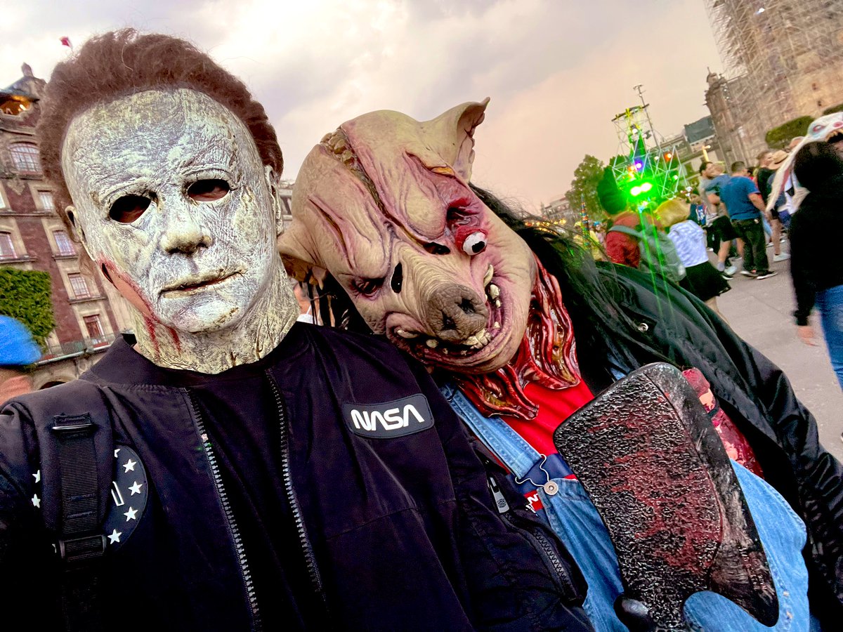EG_wicho's tweet image. Le voy a dar $1,000 a alguien que deje su like en este tweet hasta las 11:59 PM para darles su #HappyHalloween. 🎃

El doble de posibilidad si comentan una foto de ustedes disfrazados para darles su calaverita. 💀

Este año Michael Myers se apoderó de mi en #CDMX... ☠️🌹👻