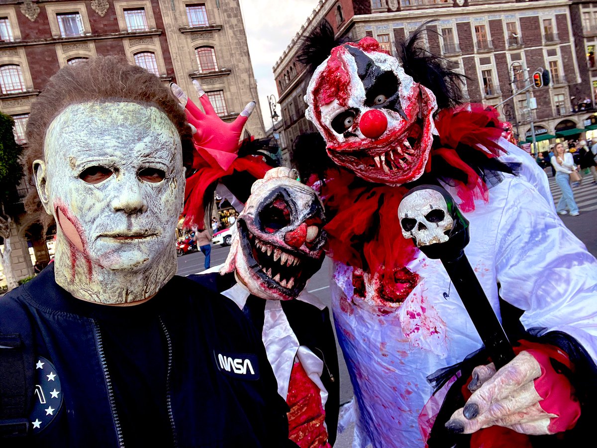 EG_wicho's tweet image. Le voy a dar $1,000 a alguien que deje su like en este tweet hasta las 11:59 PM para darles su #HappyHalloween. 🎃

El doble de posibilidad si comentan una foto de ustedes disfrazados para darles su calaverita. 💀

Este año Michael Myers se apoderó de mi en #CDMX... ☠️🌹👻