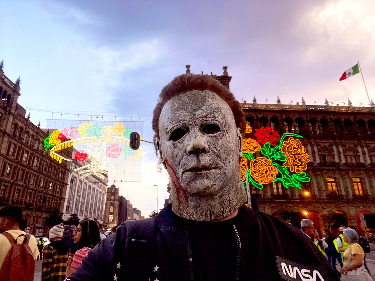 EG_wicho's tweet image. Le voy a dar $1,000 a alguien que deje su like en este tweet hasta las 11:59 PM para darles su #HappyHalloween. 🎃

El doble de posibilidad si comentan una foto de ustedes disfrazados para darles su calaverita. 💀

Este año Michael Myers se apoderó de mi en #CDMX... ☠️🌹👻