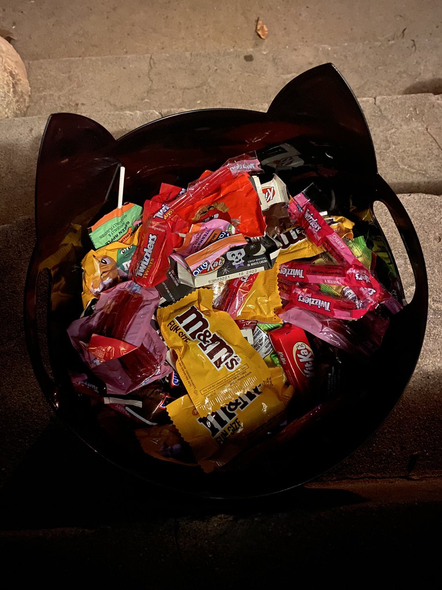 HeyArvay's tweet photo. If you live in or around Venice in OKC please for the love of god come to my house I have so much candy and so much Halloween joy to share. Costume, no costume, doesn’t matter. Just come get treats! https://t.co/g6r7f7tV8L