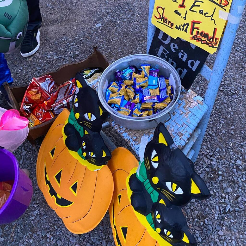 sarahjoydrop's tweet photo. Happy Halloween from the #maritimes. This is my second Halloween in Canada, and I’m still struck by the sheer number of chips my kids get, compared to the US.
.
Is that a thing all over Canada? Or is it more of an Atlantic Canadian thing? #halloweenincan… https://t.co/GRB4066raK https://t.co/zdDM41DXc7