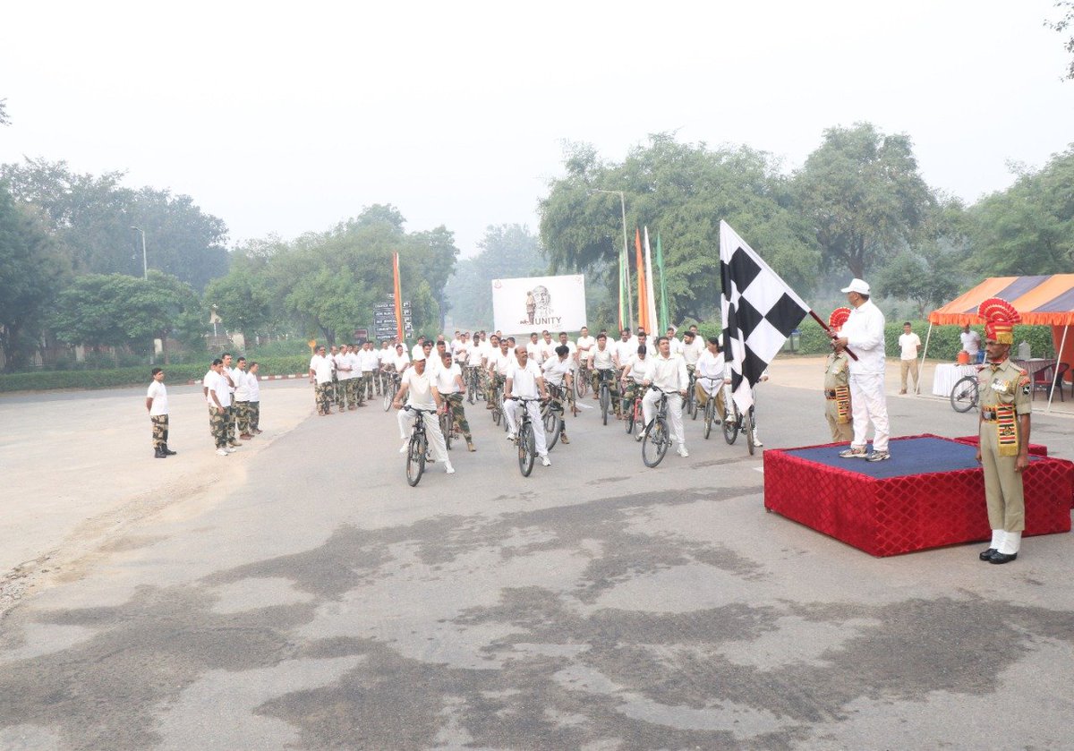 BSF_India's tweet image. #RastriyaEktaDiwas2022
Cycle Rally, Unity Pledge taking ceremony, #UnityChain  and #RunForUnity were conducted by 95 Bn #BSF , Gurugram with active participation of #SeeamPraharis and School children.
#NationalUnityDay