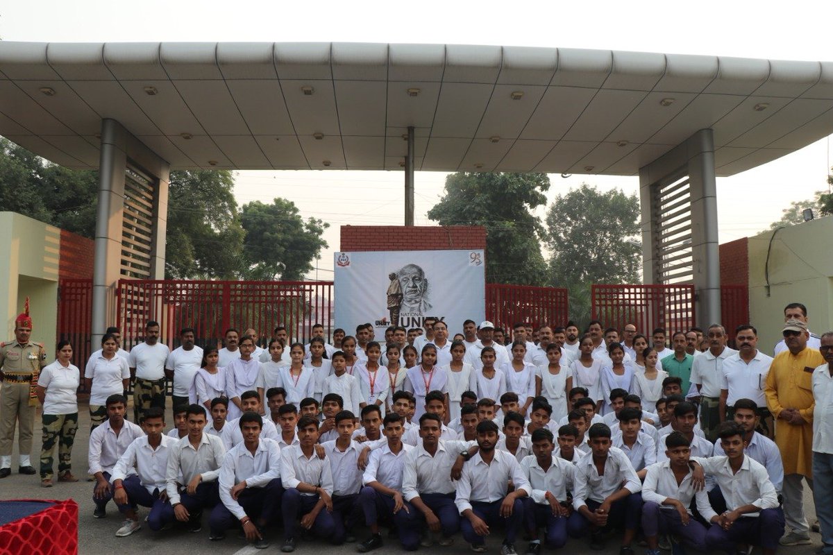 BSF_India's tweet image. #RastriyaEktaDiwas2022
Cycle Rally, Unity Pledge taking ceremony, #UnityChain  and #RunForUnity were conducted by 95 Bn #BSF , Gurugram with active participation of #SeeamPraharis and School children.
#NationalUnityDay