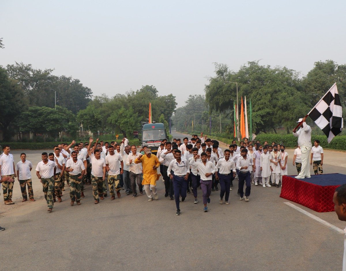 BSF_India's tweet image. #RastriyaEktaDiwas2022
Cycle Rally, Unity Pledge taking ceremony, #UnityChain  and #RunForUnity were conducted by 95 Bn #BSF , Gurugram with active participation of #SeeamPraharis and School children.
#NationalUnityDay