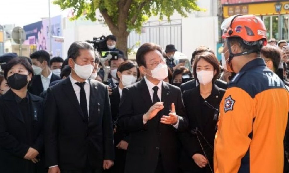 사람은 누구와 함께 서 있는 지 누구와 걸어가는 지가 매우 중요하다. 최선을 다한 용산 소방서장만 닥달하는 이재명 옆에서 고개 끄덕이고 있는 인간들을 봐라. 고민정이 문대통령 옆에 서 있을 때에는 멀쩡해 보이더니, 이재명 옆에 있으니 영락없는 범죄자 하수인이다.
