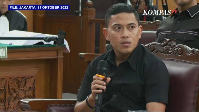 KompasTV's tweet photo. Ferdy Sambo Angkat Tangan dan Bilang Ada Istrinya Saat Ditodong Senjata, Lalu Marah dan Sikut Ajudan https://t.co/AihCKJW6EA https://t.co/Te4YhnsQC4