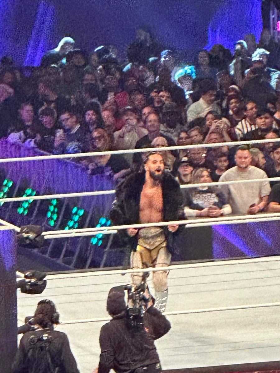 Seth FREAKING Rollins yall!!! I am in HEAVEN seeing him LIVE #WWERaw