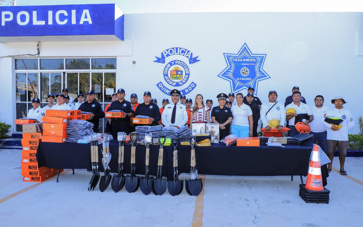soyateneadeisla's tweet photo. Esta mañana entregué equipamiento al personal de Seguridad Pública 👮🏻👮🏻‍♂️ y Protección Civil. Estoy comprometida en brindarles las herramientas necesarias para que puedan realizar mejor sus operativos y trabajos preventivos.

#TrabajandoConElCorazón https://t.co/YGkCj51Mp6