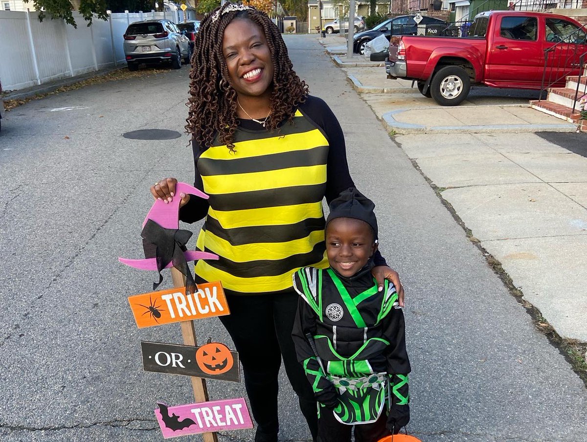 Ruthzee's tweet photo. From the Chambers of City Hall to the streets of Hyde Park, a #HappyHalloween was had! ๐ #QueenBee #QueenZee
(No one tell my mom Iโm observing this day! ๐) https://t.co/8HVcS4l2Qk