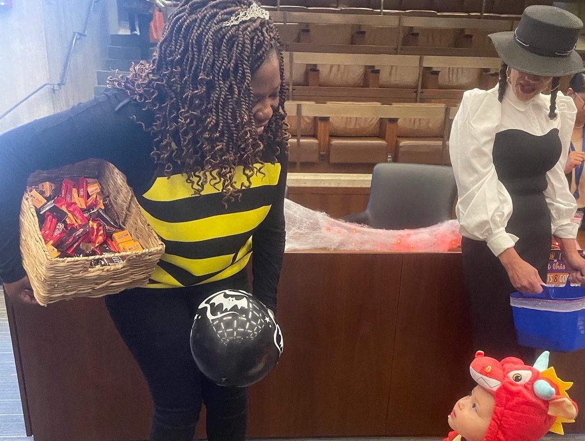 Ruthzee's tweet photo. From the Chambers of City Hall to the streets of Hyde Park, a #HappyHalloween was had! ๐ #QueenBee #QueenZee
(No one tell my mom Iโm observing this day! ๐) https://t.co/8HVcS4l2Qk