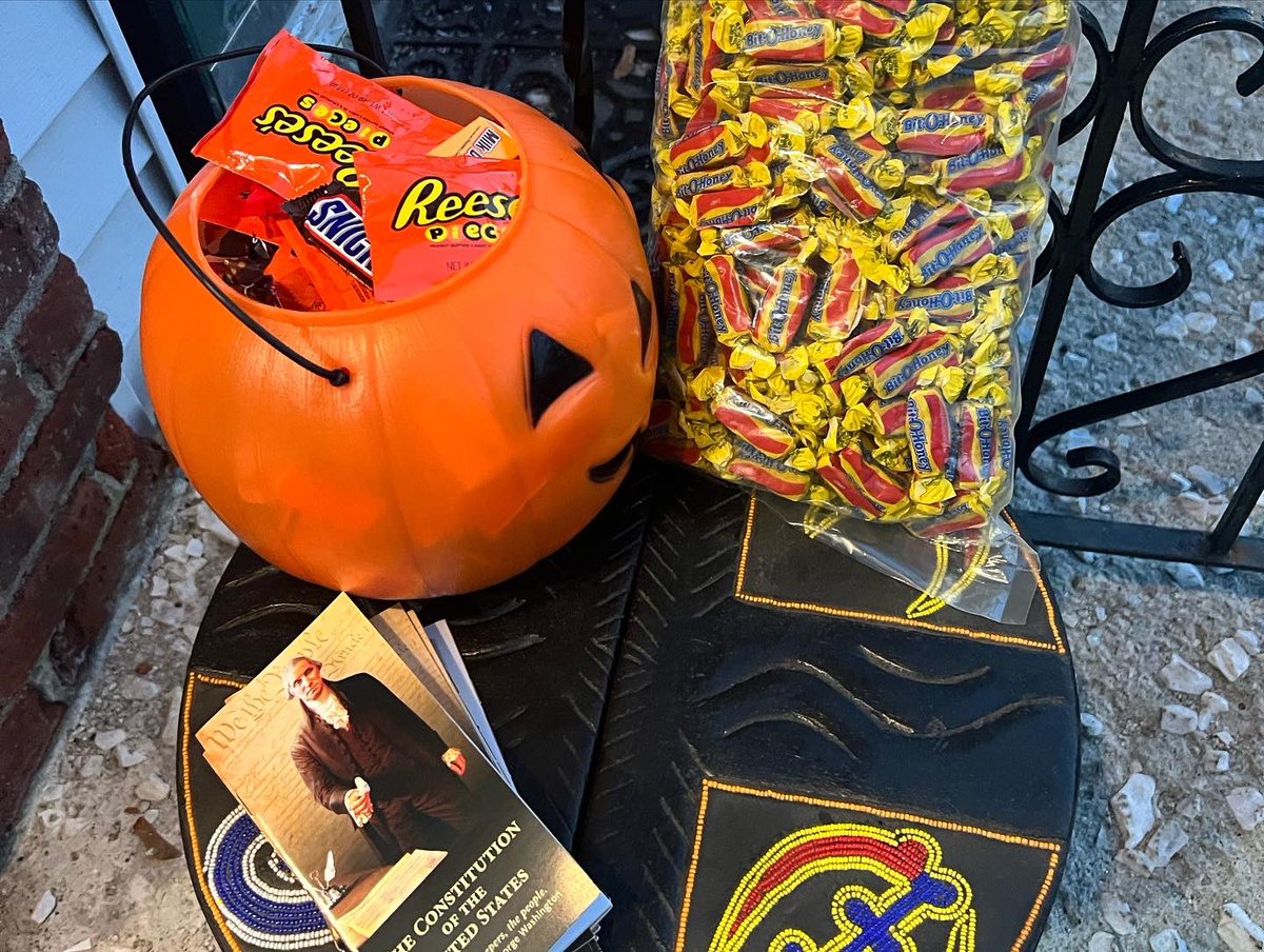 Ruthzee's tweet photo. From the Chambers of City Hall to the streets of Hyde Park, a #HappyHalloween was had! ๐ #QueenBee #QueenZee
(No one tell my mom Iโm observing this day! ๐) https://t.co/8HVcS4l2Qk