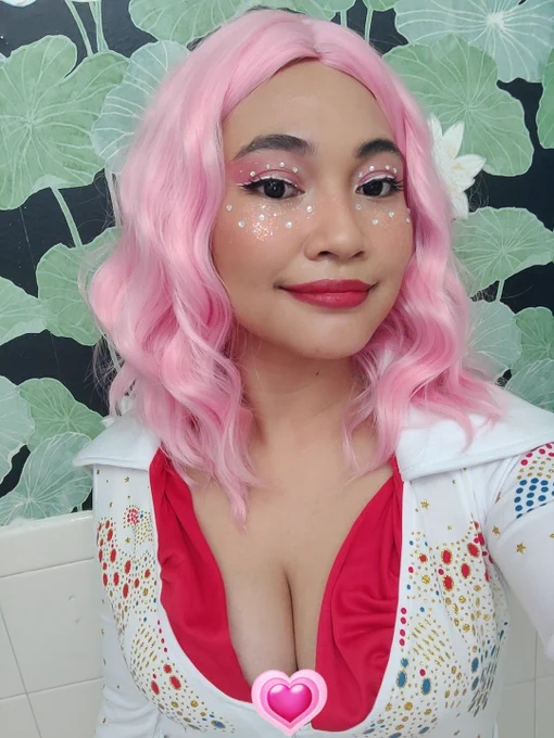 sorry more sefies bc i didnt painstakingly and meticulously slap all those rhinestones on my face for nothing!!!! 