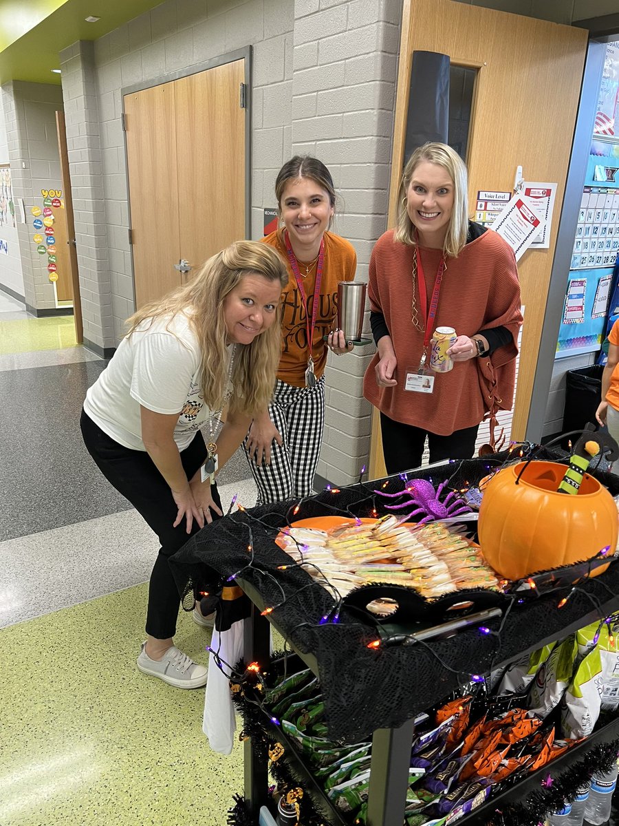 Molly_Capps's tweet photo. We were the happiest Halloweeners in all the land today- thanks to our PTA! Totally surprised all of us with the “Sunshine Cart” 💗🤗🥰 #WereInThisTogether #PTA #WeAreMcDeeds #Family #TheseSmiles #pureJOY https://t.co/sGc1dz3koV