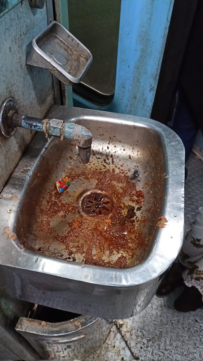 Gulshan0502's tweet photo. @RailMinIndia
#CleanMyCoach
#RailwayMinistry
Dear railway minister m y janna chahta hu ki kya sleeper class ki janta janta nhi.
Unke sath aisa durvyavahar kyu??
Aap bataye mahilaye toilet krne kaha jaye?
Y 3 coaches ki situation h Train no.-19483, berth no.S1,S2,S3 https://t.co/i5CyKdE6t2