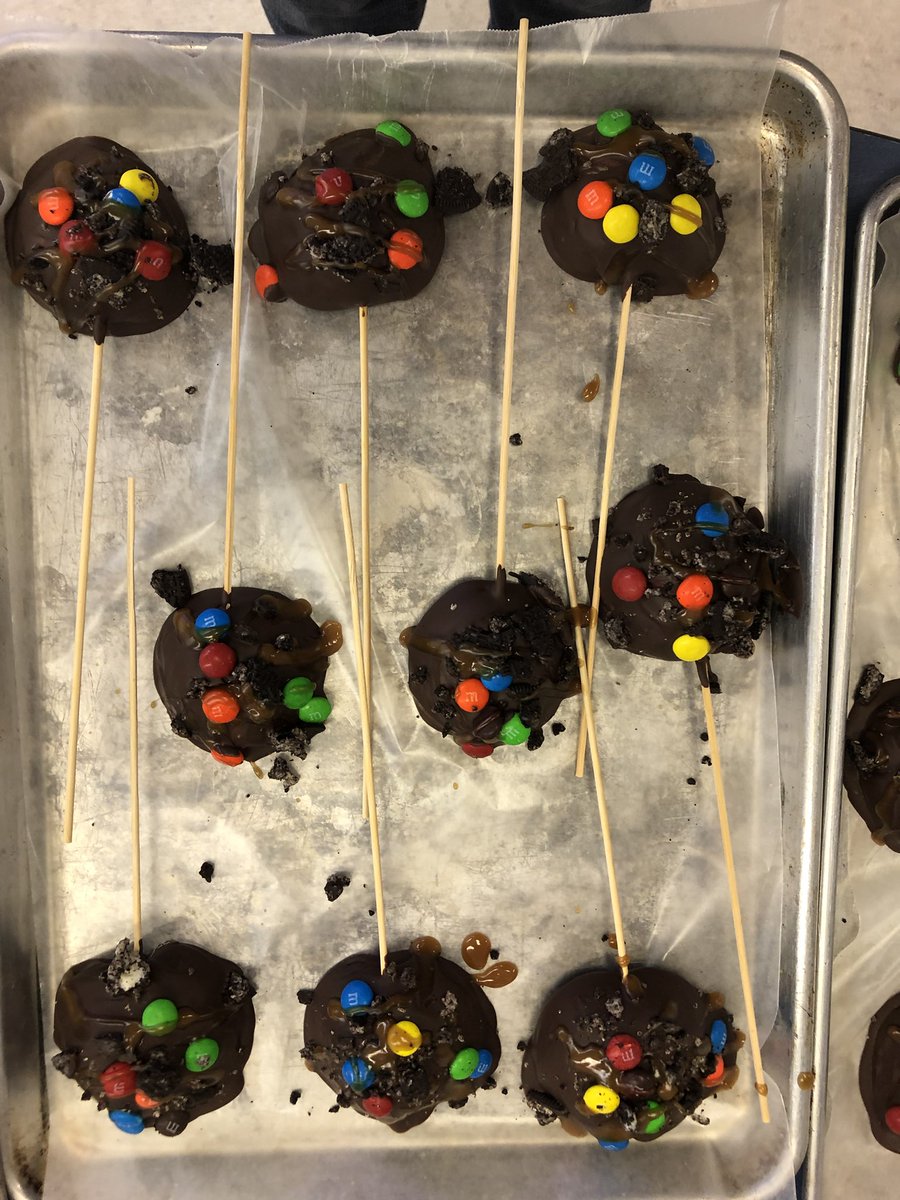 BreanneBeres's tweet photo. @PrideInThePaw 5B enjoyed some homemade Halloween treats today. I like to think their healthy cause they are made with apples😉 https://t.co/dZgsWsnqaL