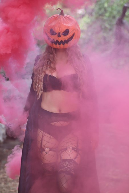 This is Halloween 🎃❤️ https://t.co/tn01GQZ63u<a href="/tag/womancrushwednesday"class="tags"><span>#womancrushwednesday</span></a>