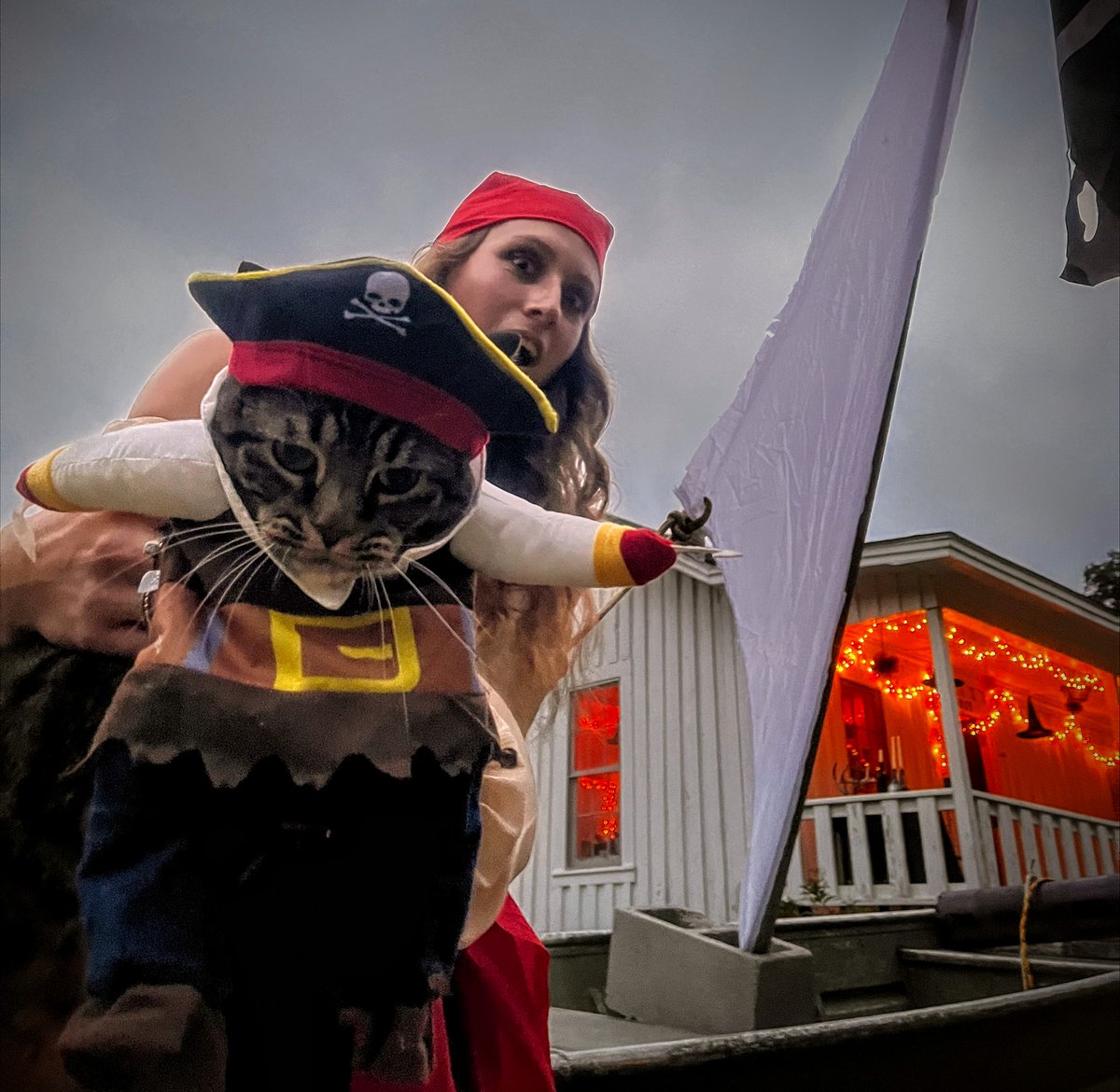 Bankclimber's tweet photo. The notorious N'er-do-well Cap'n Layla and her band of river pirates commandeered me goodship Mudbug and are raiding settlements along the lower Flint. A bag o'gold to anyone who can bring them in. #Halloween #riverpirates https://t.co/YIubYZvREy
