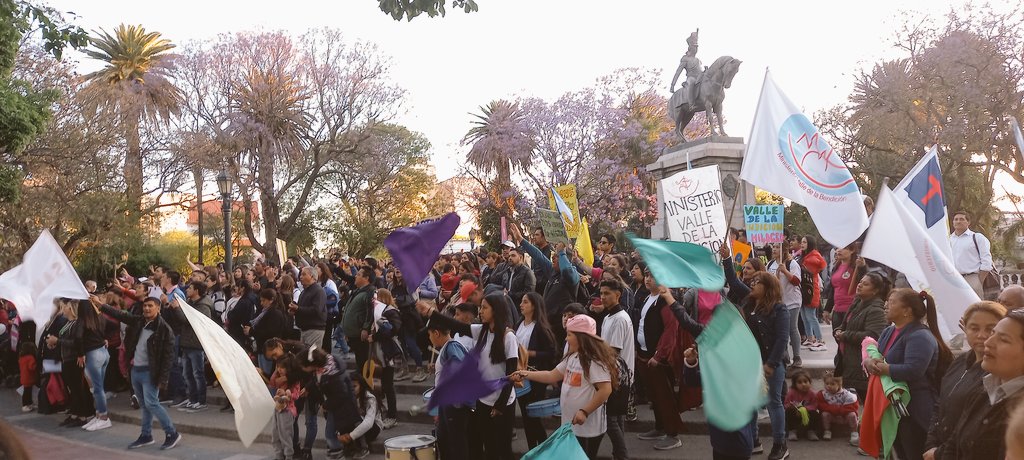 Acompañamos a los vecinos y vecinas que esta tarde en la Plaza Pringles se congregaron para celebrar, con cantos y alegria, el 31 de octubre: Día de la Reforma Protestante y de las Iglesias Evangélicas, izando, en el mástil de la Plaza, su bella Bandera.