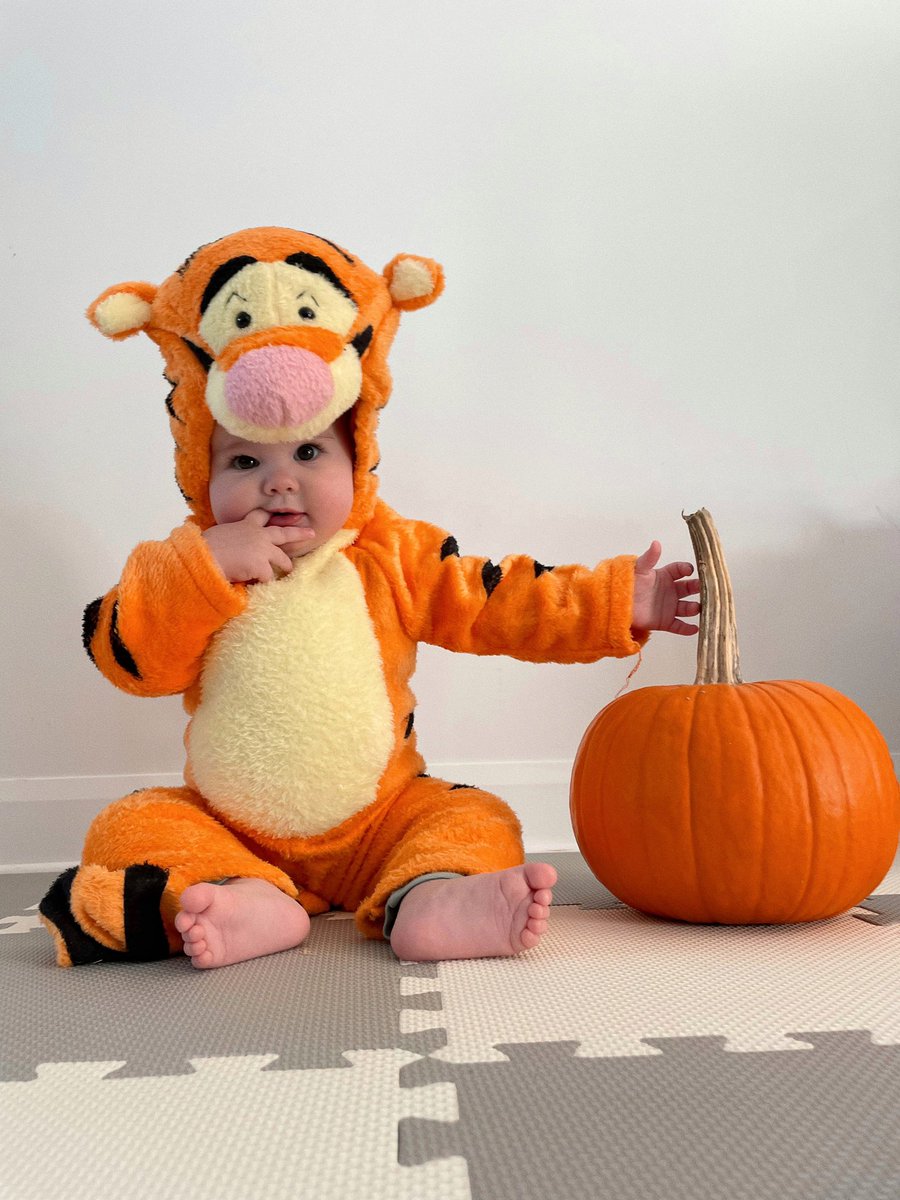 MelleMunro's tweet photo. her first halloween 🥹🧡 https://t.co/h4Lbsa3lVy