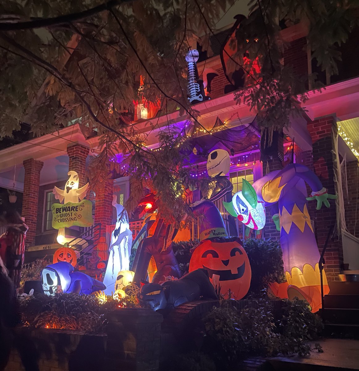 Nina Barth (@ninabarth_hsb) on Twitter photo It’s this time of the year. Und ja, ein bisschen verrückt in den #USA #WashingtonDC #Halloween. Ich bin auf Weihnachten gespannt… It’s this time of the year. Und ja, ein bisschen verrückt in den #USA #WashingtonDC #Halloween. Ich bin auf Weihnachten gespannt…